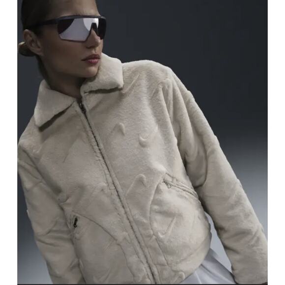 WMNS NIKE SPORTSWEAR ESSENTIAL LOOSE PRINTED FAUX FUR JACKET Small - Picture 2 of 4